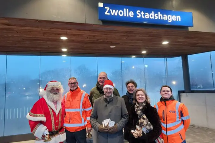 5 jaar Station Stadshagen, traktatie voor reizigers