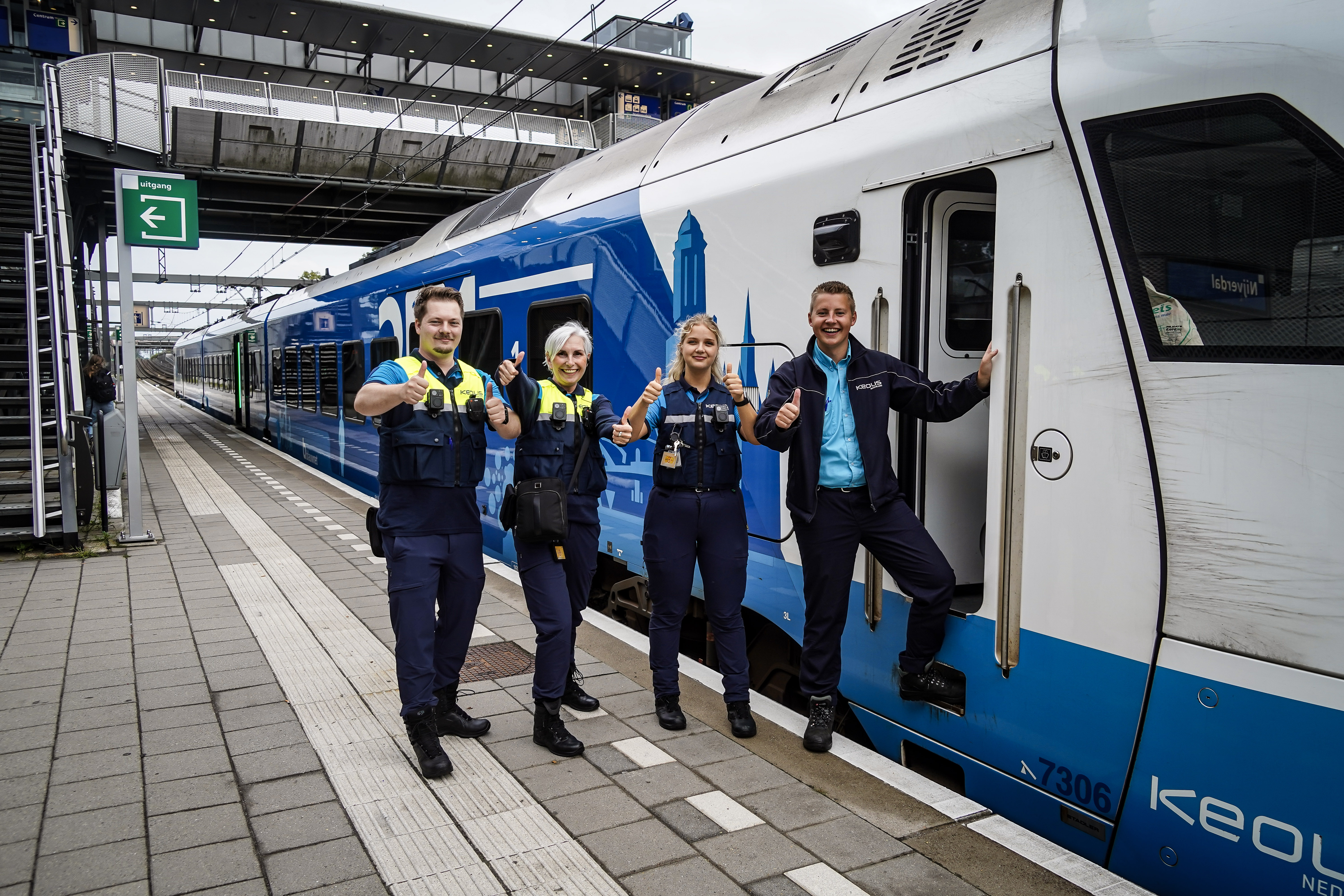 Serviceteam staat voor trein met duim omhoog