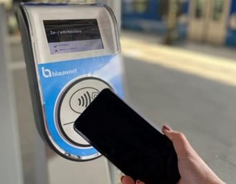 Inchecken met betaalpas op telefoon 